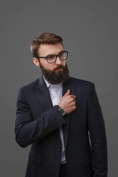 Hombre de traje ajustando la chaqueta — Foto de Stock