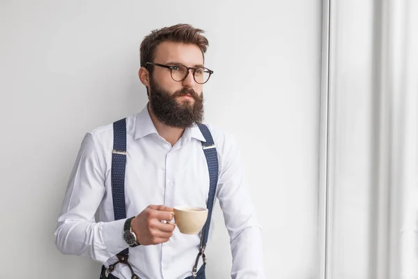 Un hombre de negocios seguro tomando una taza de café —  Fotos de Stock