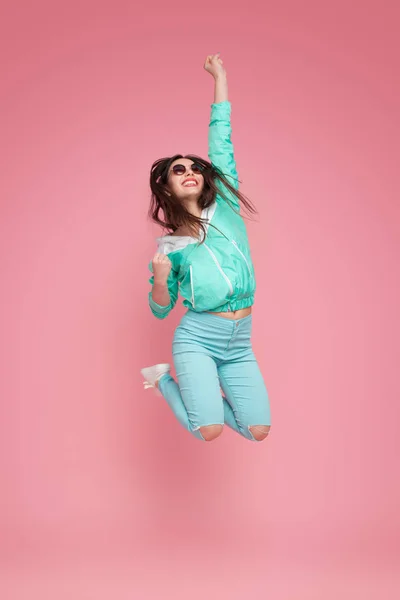 Glad kvinna hoppa högt — Stockfoto