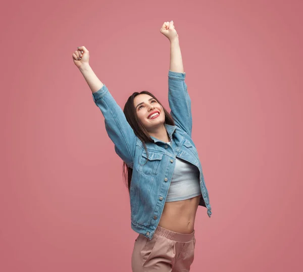 Mujer alegre estirando los brazos —  Fotos de Stock