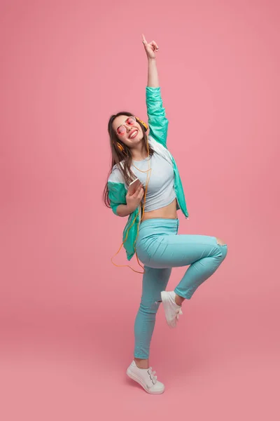 Mujer escuchando música y bailando en el estudio — Foto de Stock