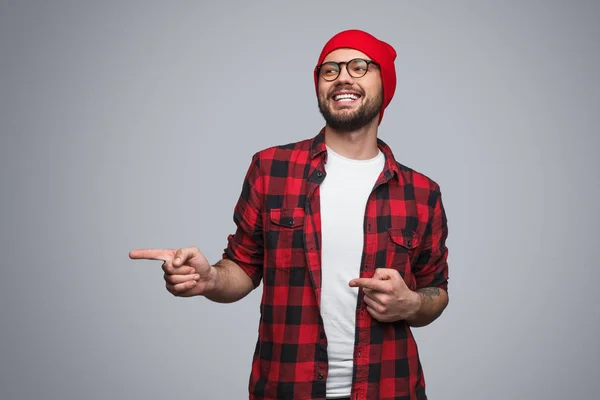 Hombre señalando con los dedos en el estudio — Foto de Stock