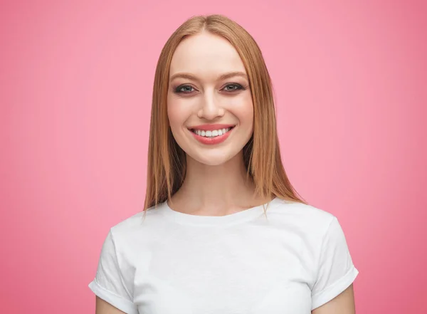 Aantrekkelijke Jonge Vrouw Wit Shirt Glimlachen Kijken Naar Camera Terwijl — Stockfoto