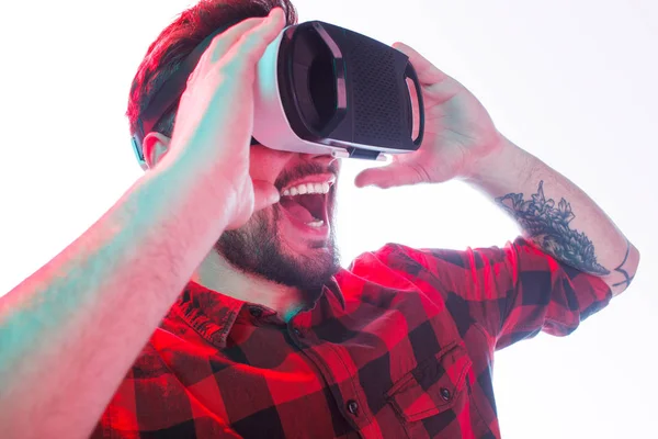 Homem excitado com experiência de realidade virtual — Fotografia de Stock