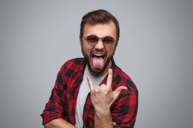 El hareketi ve dilini gösteren adam