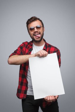 Komik adam boş kağıt sayfası holding