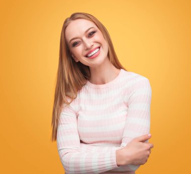 genç bir kadın gülümseyen