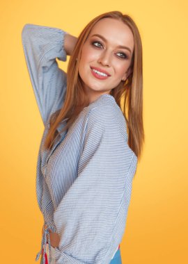 kadın stüdyoda poz 