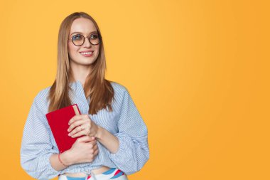 kadın gözlük ile kitap