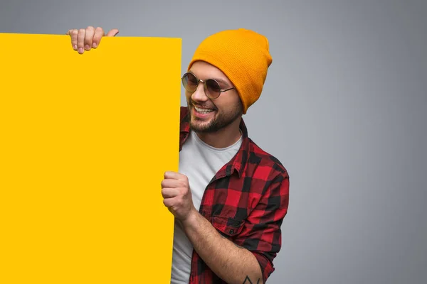 Χαρούμενος άνθρωπος εκμετάλλευση κίτρινο αφίσα — Φωτογραφία Αρχείου