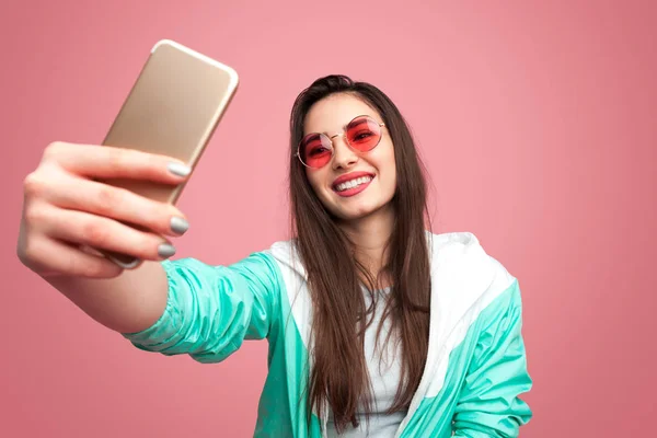Wanita hipster bergaya mengambil selfie — Stok Foto