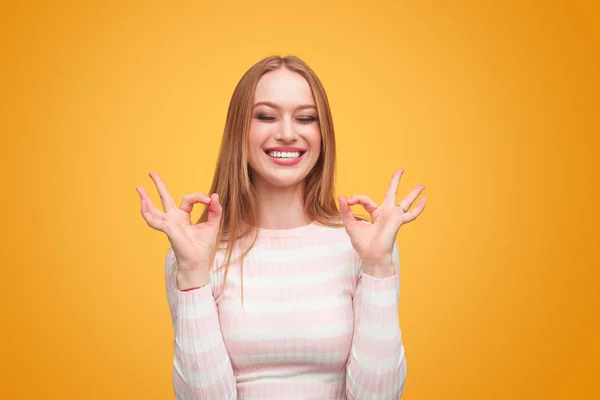 Hermosa mujer animada mostrando gesto OK — Foto de Stock