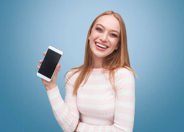 O femeie tânără fericită care arată smartphone-ul în mână — Fotografie, imagine de stoc