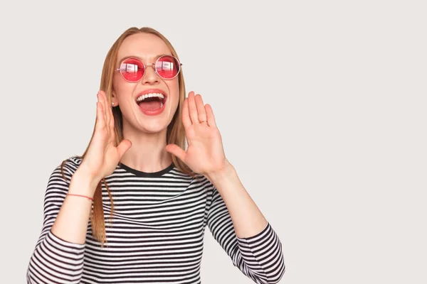Young woman shouting in studio — Stock Photo, Image