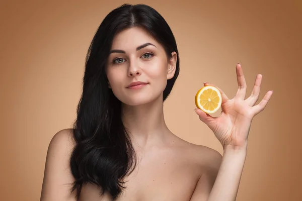 オレンジの半分で官能的な裸の女性 — ストック写真