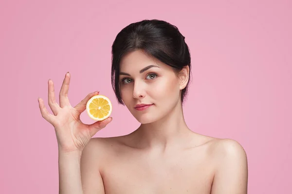 レモンを保持している純粋な肌と美しい女性 — ストック写真