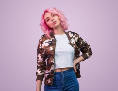 Güzel kadın exhaling duman