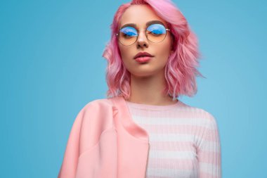Güzel ve seksi resmi olmayan kadın pembe