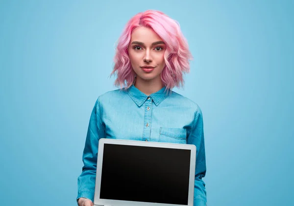 Κομψό hipster γυναίκα δείχνει laptop — Φωτογραφία Αρχείου