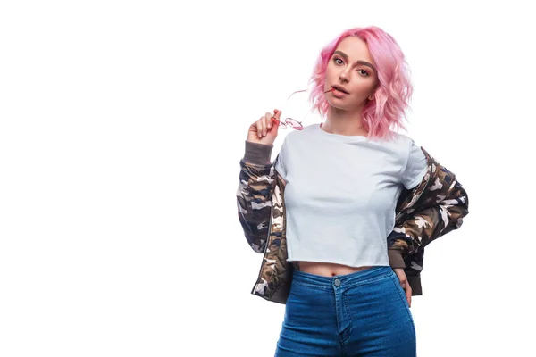 Mujer hipster con estilo con peinado rosa — Foto de Stock