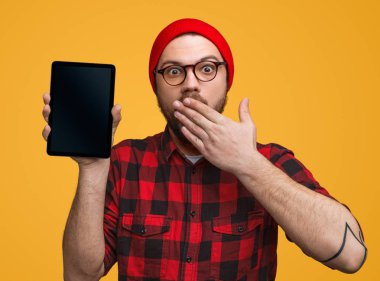 Ağız kapsayan tablet ile hayrete adam