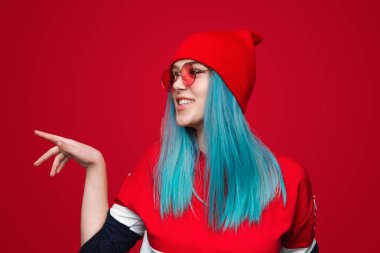 Modern kadın uzağa işaret 