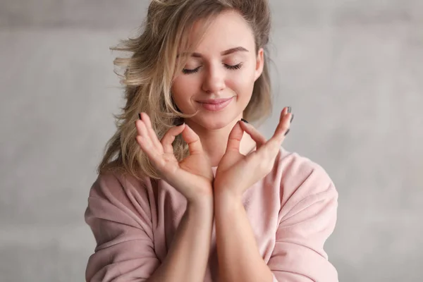 Mulher bonita de mãos dadas em pose de meditação — Fotografia de Stock