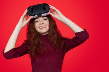 Vr gözlüklü büyüleyici kadın