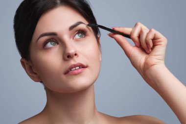 Genç esmer boyama kaşları