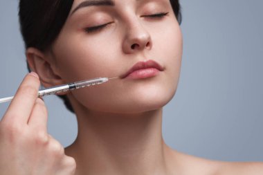 Güzel Bayan Botox enjeksiyon için bekliyor