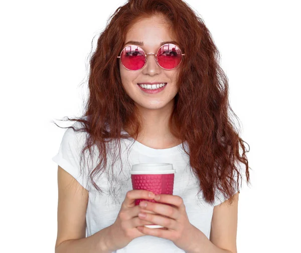 Innehåll kvinna i solglasögon med kaffe — Stockfoto