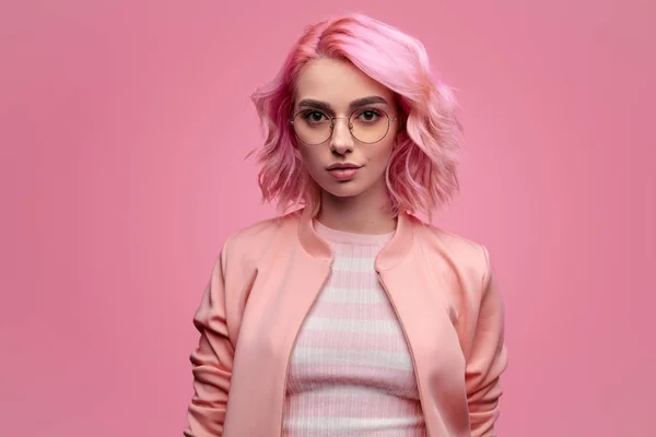 Självsäker kvinna med rosa hår — Stockfoto