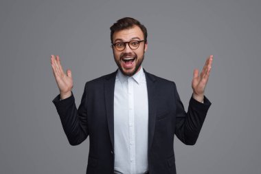 El ele tutuşarak heyecan resmi adam