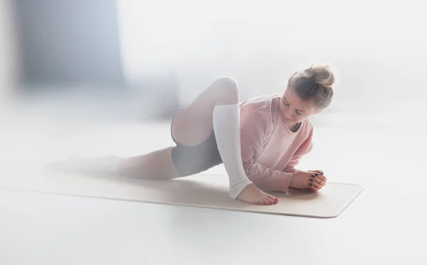 Jonge vrouw doet yoga oefening — Stockfoto