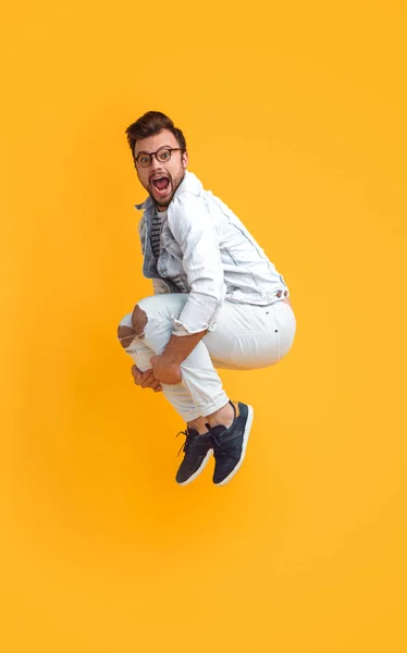 Excitado homem brilhante pulando — Fotografia de Stock