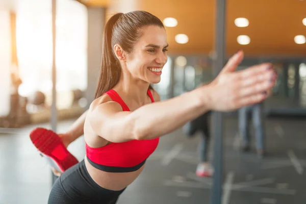 Entraînement gai de femme dans la salle de gym — Photo