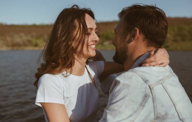 Genç mutlu çift birlikte dışarıda vakit geçirmekten hoşlanıyor..