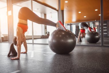 Sportif kadın egzersiz topuyla eğitim