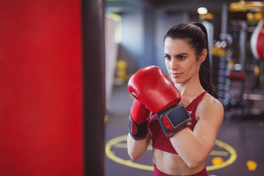 genç kadın spor salonunda boks