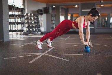Şınav kettlebell üzerinde performans kadın