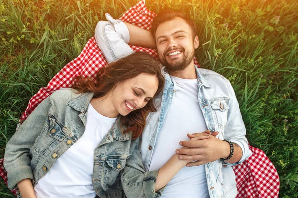 Glückliche Beziehung zwischen männlichem und weiblichem Paar — Stockfoto