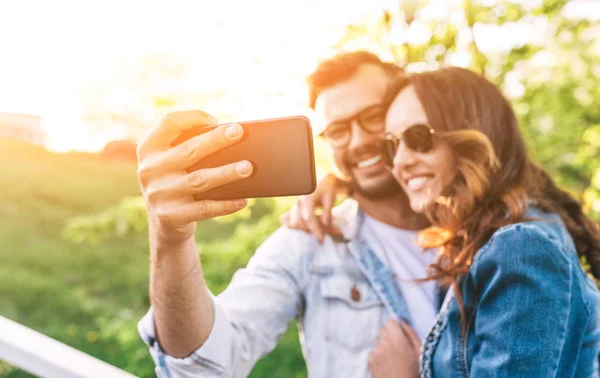 Selfie 촬영 하는 아름 다운 커플 웃 고 행복 한 — 스톡 사진