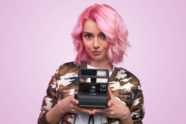 Trendy hipster kadın retro fotoğraf makinesi ile