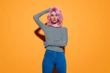 Pembe saçlı şık bayan