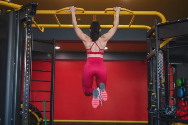 Anonim sporcumuz barfiks çekmek yapıyor