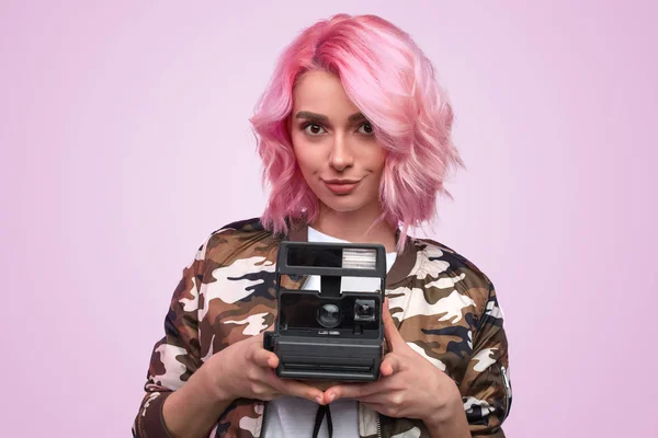Trendy hipster γυναίκα με ρετρό φωτογραφία κάμερα — Φωτογραφία Αρχείου