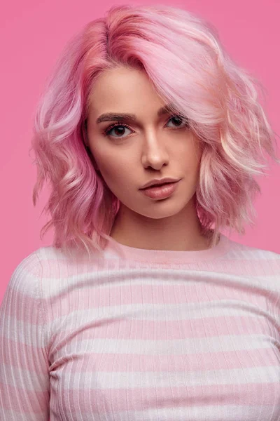 Donna attraente con i capelli rosa — Foto Stock