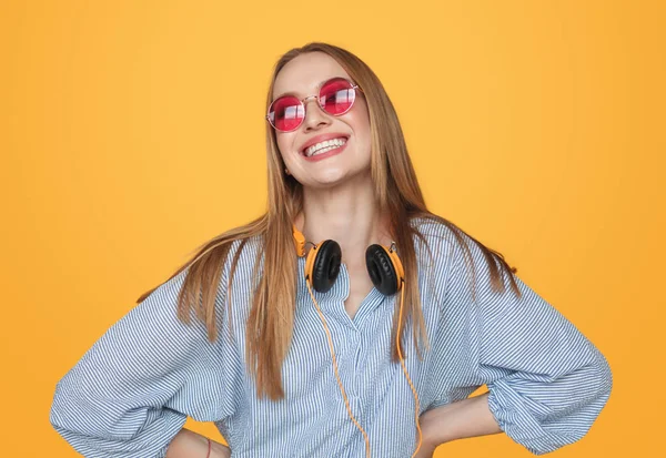 ヘッドフォンでモダンな幸せな流行に敏感な女性 — ストック写真