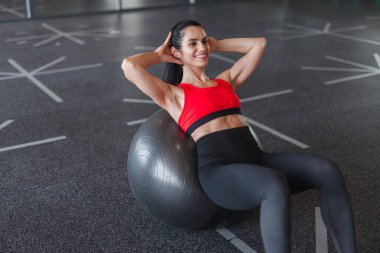 ABS egzersiz Ball yaparak neşeli yetişkin kadın