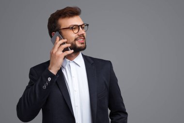 Trendy işadamı konuşan